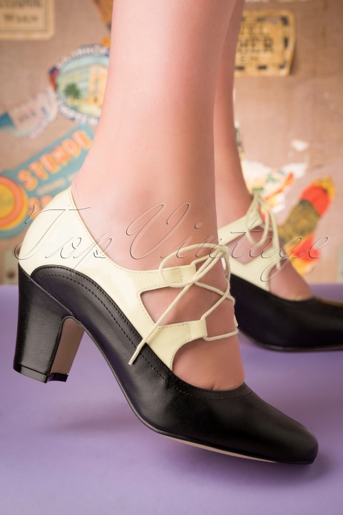 Topvintage Boutique Collection - Back In Time Leather Pumps Années 40 en Noir et Blanc