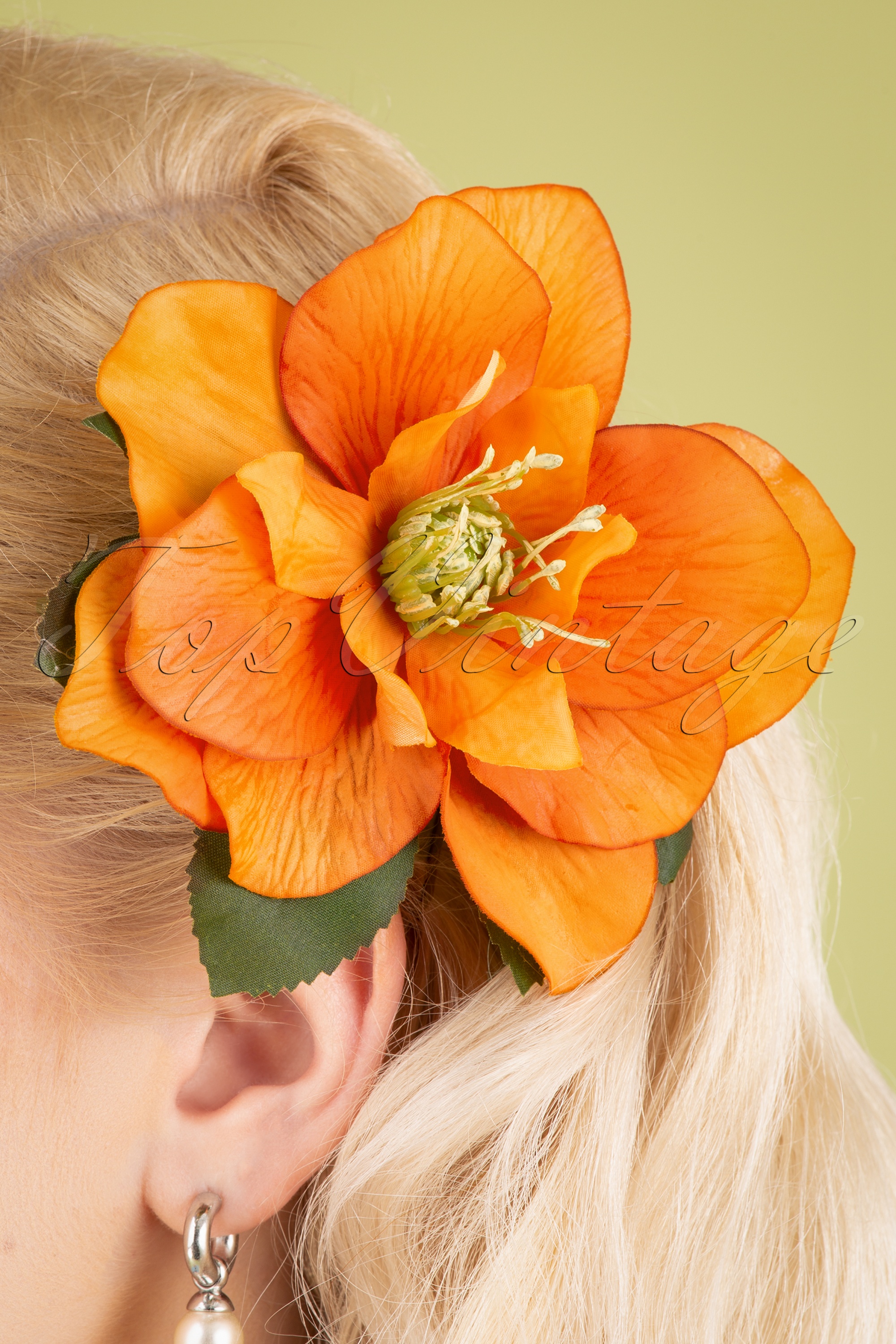 Lady Luck's Boutique - Brigitte helleborus haarclip in oranje 2