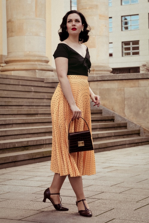 Closet London - 50s Aubrey Pleated Pin Dot Skirt in Apricot 2