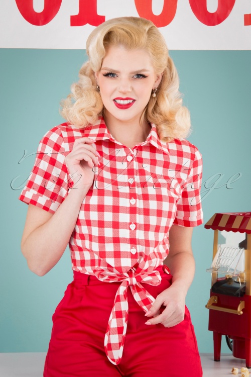 Collectif Clothing - Sammy – Vintage-Gingham-Krawattenbluse in Rot