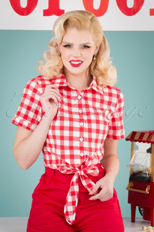 Collectif Clothing - Sammy Vintage Gingham Tie Blouse Années 50 en Rouge