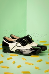 Lola Ramona ♥ Topvintage - Penny Goes To Italy Brogue Flats in Schwarz und Off White 3