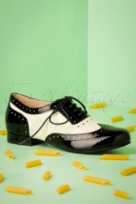 Lola Ramona ♥ Topvintage - Penny Goes To Italy Brogue Flats in Schwarz und Off White 4