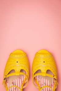Bettie Page Shoes - Nicole peeptoe pumps in geel 4