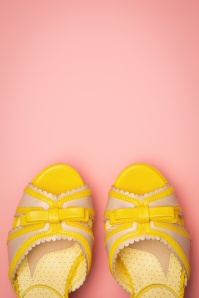 Bettie Page Shoes - Sue peeptoe pumps in geel 4