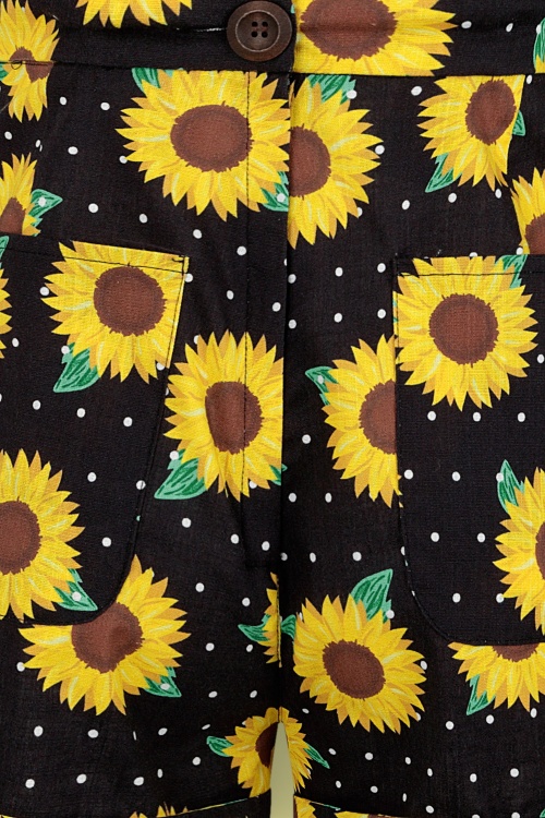 Collectif Clothing - Kelsie Sonnenblumen-Shorts in Schwarz 6