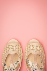 Bettie Page Shoes - Brooklyn peeptoe sandalen met t-strap in beige 3