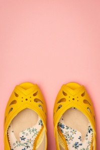 Bettie Page Shoes - Marilyn peeptoe pumps in geel 4