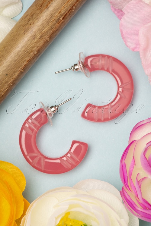 Splendette - TopVintage Exclusive ~ Rose Fakelite Carved Hoop Earrings Années 50 en Rose