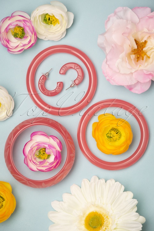 Splendette - TopVintage Exclusive ~ Rose Fakelite Carved Hoop Earrings Années 50 en Rose 4