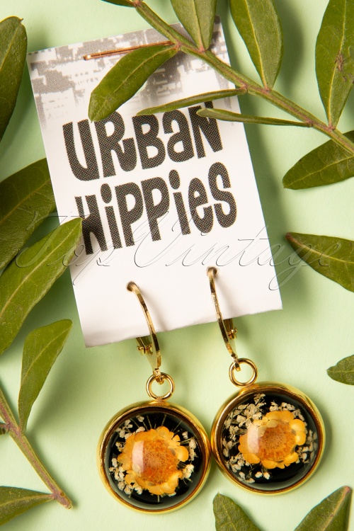 Urban Hippies - Vergoldete Ohrringe mit getrockneten Blumen in Schwarz und Honig 2