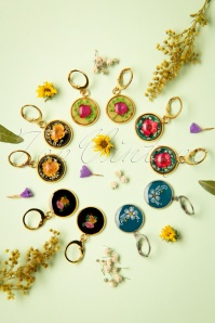 Urban Hippies - Vergoldete Ohrringe mit getrockneten Blumen in Schwarz und Honig 4