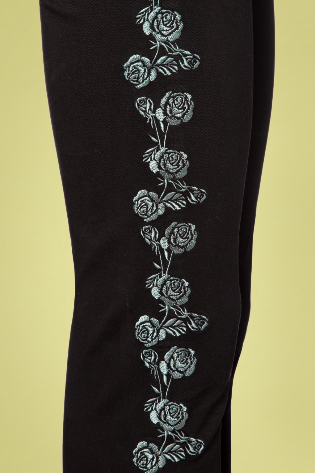 50s Vintage Roses Capri Pants in Black