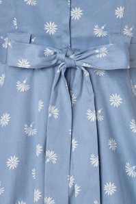 Collectif Clothing - Tess Ditsy Floral Swing Dress Années 50 en Bleu 6