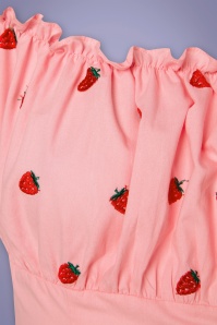 Collectif Clothing - Viviana geborduurde aardbeien top in roze 3