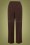 Fiesta de los años 40 con pantalones elegantes en marrón