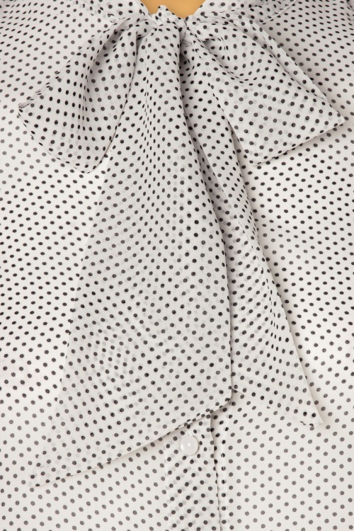 Very Cherry - Gepunktete Bluse mit Rüschenausschnitt in Weiß 3