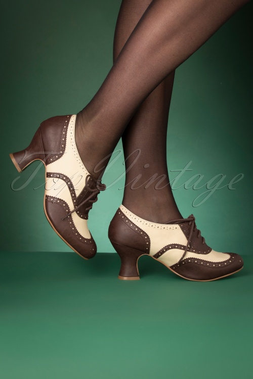 Bettie Page Shoes - Patricia Oxford veterschoentjes in bruin en crème 3