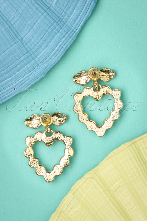 Vixen - 50s Pearl Heart Earrings in Gold  3