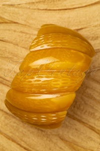 Splendette - Exclusief bij Topvintage ~ Golden brede gegraveerde armband in mosterdgeel 2