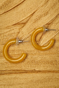 Splendette - TopVintage Exclusive ~ Golden Fakelite Carved Hoop Earrings Années 30 en Moutarde 2