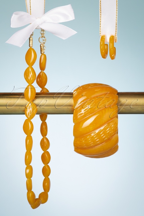 Splendette - TopVintage Exclusive ~ Golden Fakelite Carved Hoop Earrings Années 30 en Moutarde 4