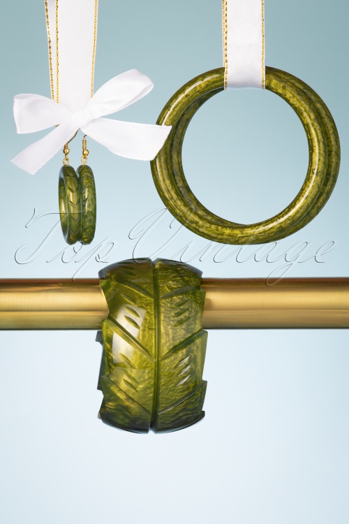 Splendette - TopVintage Exclusive ~ Golden Fakelite Carved Hoop Earrings Années 30 en Olive 3