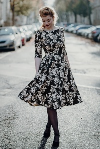 Topvintage Boutique Collection - TopVintage exclusive ~Adriana Roses Long Sleeve Swing Dress Années 50 en Noir