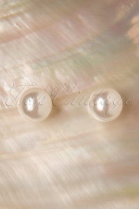 Topvintage Boutique Collection - 50s Small Pearl Earstuds in Ivory 2