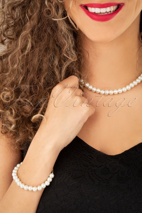 Topvintage Boutique Collection - Elegant Pearl Necklace Années 50 en Ivoire