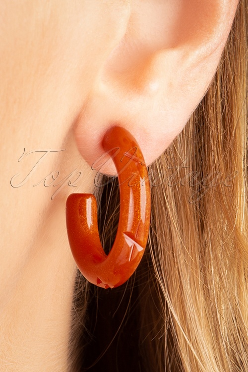 Splendette - TopVintage Exclusive ~ Golden Fakelite Carved Hoop Earrings Années 30 en Ambre
