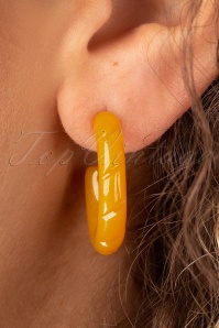 Splendette - TopVintage Exclusive ~ Golden Fakelite Carved Hoop Earrings Années 30 en Moutarde