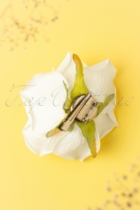 Banned Retro - 50s Scented Love Flower Hair Clip in Creamy White 3