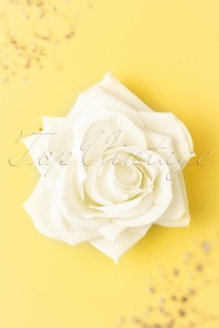 Banned Retro - 50s Scented Love Flower Hair Clip in Creamy White
