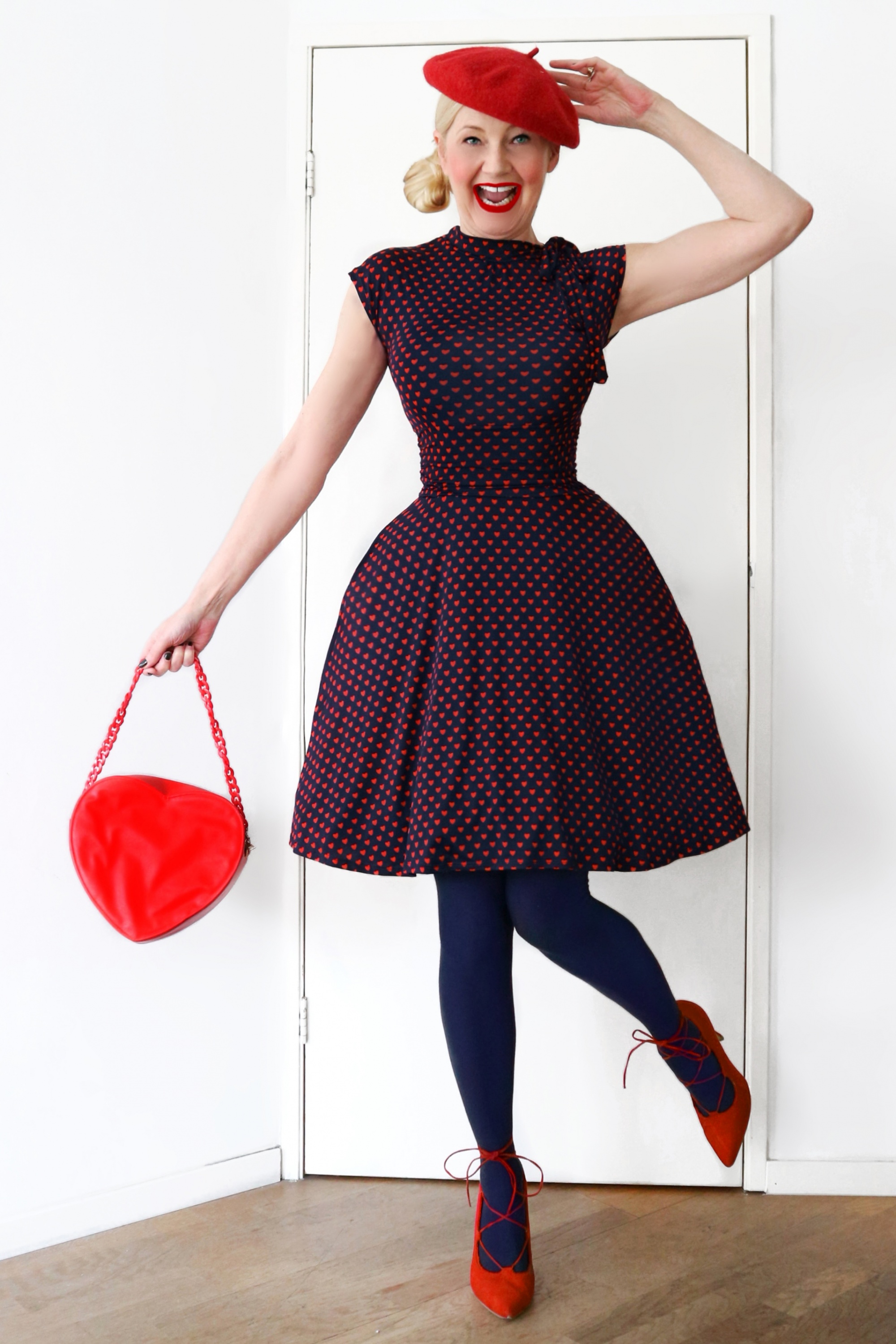 Retrolicious - Bridget Heart Bombshell-jurk in marineblauw en rood