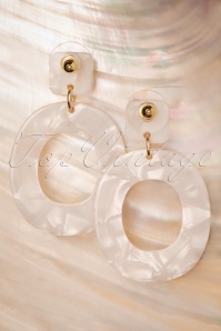Topvintage Boutique Collection - Resin Marble Earrings Années 60 en Crème 2
