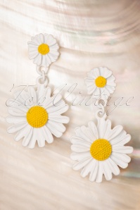 Topvintage Boutique Collection - 70s Friendly Wildflower Earrings in White 3