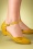 Zapatos de salón de tacón bajo Perina de los años 50 en mostaza