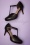 Zapatos de salón con correa en T Phyllis de los años 50 en negro mate