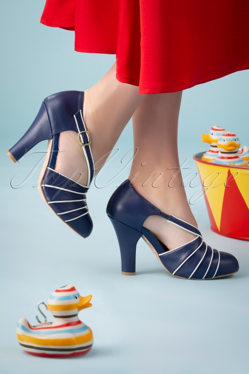 Lola Ramona ♥ Topvintage - 50s June Carnival Party Pumps in Navy and Cream 2