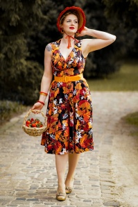 Miss Candyfloss - Regina Cosmo Swing-Kleid mit Blumenmuster in Erde 4