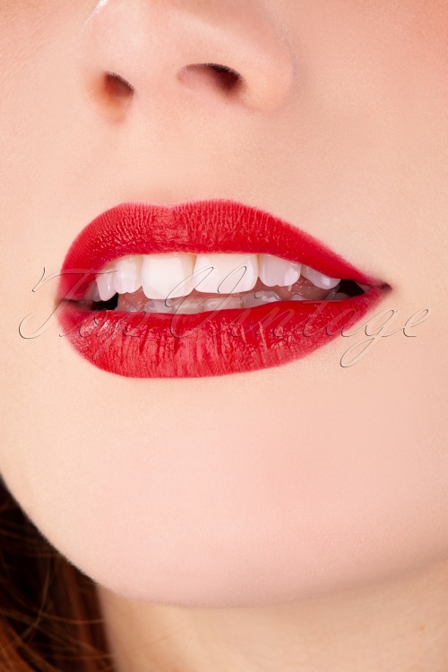 Classic Colour Lipstick in Victory Red