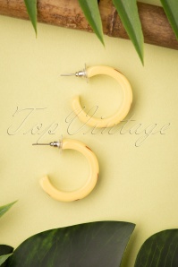 Splendette - TopVintage Exclusive ~ Fakelite Carved Hoop Earrings Années 50 en Lait 2