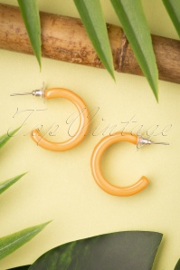 Splendette - TopVintage Exclusive ~ Fakelite Carved Hoop Earrings Années 50 en Chèvrefeuille 2