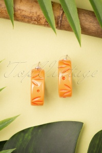Splendette - TopVintage Exclusive ~ 50s Fakelite Carved Hoop Earrings in Honeysuckle
