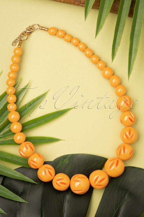 Splendette - TopVintage Exclusive ~ 50s Carved Beaded Necklace in Honeysuckle