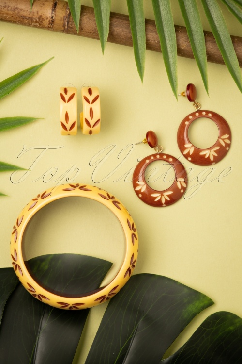Splendette - TopVintage Exclusive ~ Fakelite Carved Hoop Earrings Années 50 en Lait 3