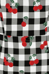 Collectif Clothing - Kiana Gingham Cherrys Bleistiftkleid in Schwarz und Weiß 4