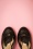 Bettie Page Shoes - Tally Pumps mit T-Strap in Schwarz 3