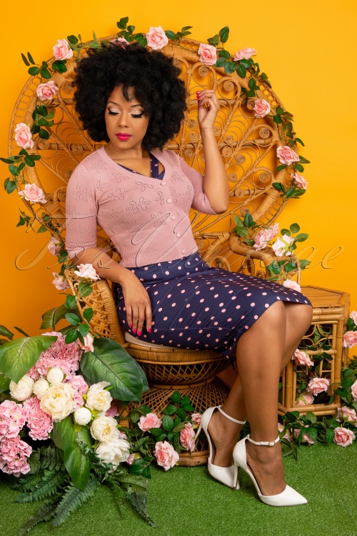 Collectif Loves TopVintage 37634 Evie Flower Cardigan Pink01272021 040MW